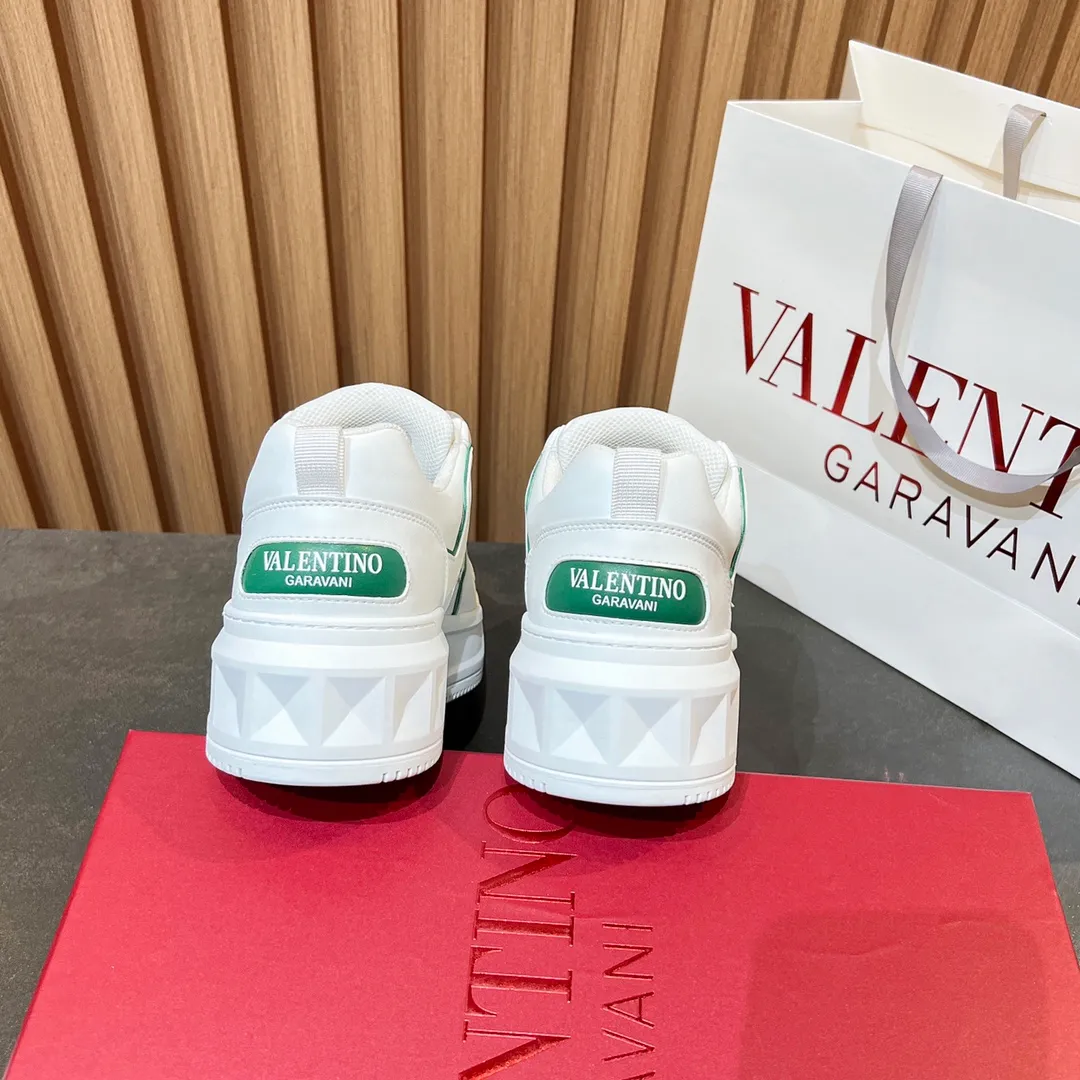 👟👟Ex-factory price 660👟👟 𝑽𝒂𝒍𝒆𝒏𝒕𝒊𝒏𝒐Valentino 𝑶𝒏𝒆𝑺𝒕𝒖𝒅 Couple casual sports shoes series Valentino 2024 new couple sports shoes are on sale. The original ZP was purchased and dismantled. Repeated pattern making and modification. I tried my best to restore it one to one! Top luxury masterpiece Signature five-pointed star design Soft and comfortable genuine leather with contrasting colors brings excellent and elegant texture and excellent on-foot comfort Top purchasing version upper: imported calfskin surface/original oil edge craftsmanship Outsole: original development 𝐓𝐏𝐔 two-color combination outsole Packaging: original configuration complete package Code number: 34-𝟒𝟓